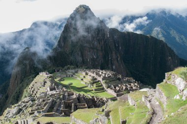 Machu Picchu ve Huayna Picchu sabah bulutlarıyla kaplandı.