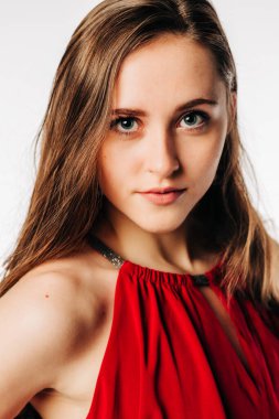 Güzel bir genç kızın stüdyo resmi.
