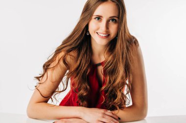 Muhteşem gülümseyen genç kızın yüksek anahtarlı stüdyo portresi