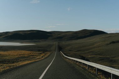 Güneşli bir sonbahar gününde İzlanda yol manzarası.