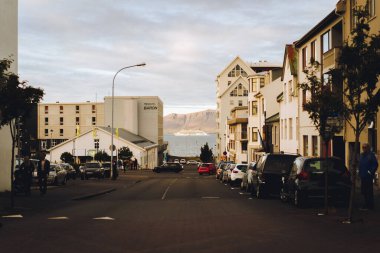 Reykjavik sokakları, sokağın sonundaki deniz..