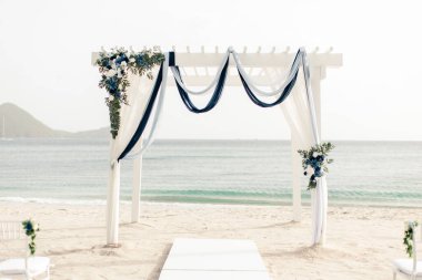 St. Lucia sahilinde düğün kemeri, okyanus manzaralı ve çiçek desenli.