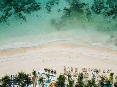 Turkuaz suyu ve beyaz kumlu plajı olan bir hava cenneti..