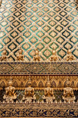 Bangkok 'taki bir Budist tapınağının camından yapılmış duvar detayları.