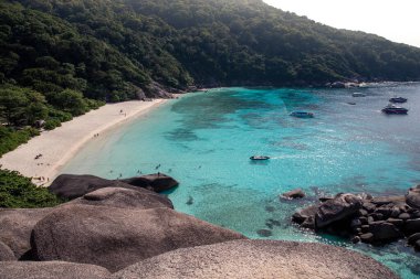 Tayland 'da beyaz kum ve turkuaz suları olan tenha bir koy.