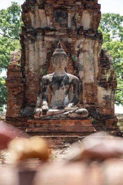 Buda kayası heykeli Ayutthaya 'da bir tapınakta