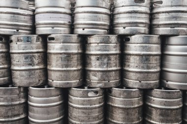 Uzun, boş bira fıçıları.