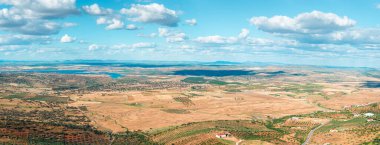 Feri şatosundan Extremadura dehesa 'nın panoramik görüntüsü