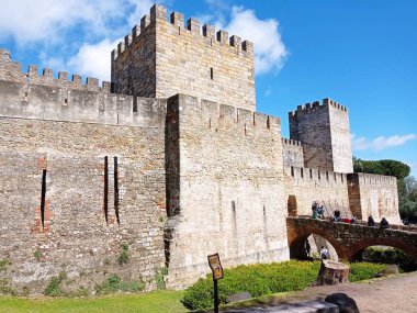 Ortaçağ şatosu sabah ışıklarıyla aydınlandı.