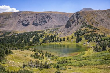 Rogers Gölü 'nü geçiyor James Tepesi kırsalında