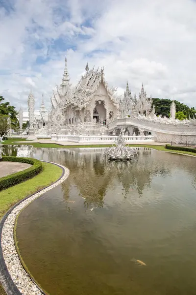 Bulutlu bir günde Chiang Rai 'deki Iconic beyaz tapınağı.