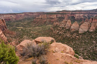 Çarpıcı gökyüzü ile Colorado Anıtı manzarası