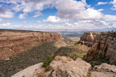 Colorado Ulusal Anıtı Kanyonu 'nun panoramik manzarası
