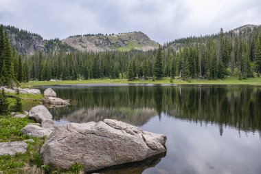 Sükunet Watanga Gölü, Colorado 'da daima yeşil ağaçlarla çevrili.