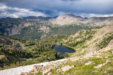Rocky Dağı Ulusal Parkı 'nda Güzel Adams Gölü