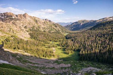 Colorado 'da yemyeşil ormanları ve uzak tepeleri olan dağ vadisi
