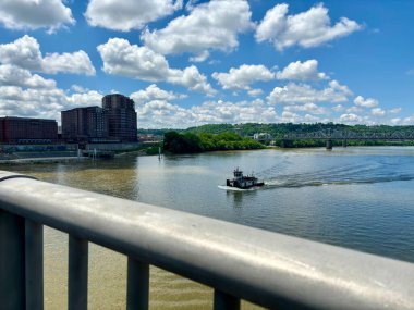 Cincinnati 'deki Roebling Köprüsü' nden Ohio Nehri 'ndeki bir teknenin görüntüsü.