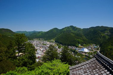 Gifu dağlarındaki Gujo Hachiman köyüne bakan manzara.