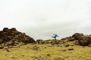 İzlanda yosun tarafından çevrili kadın.