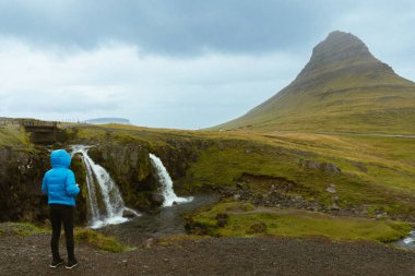 Kirkjufell Dağı ve Kirkjulsfoss Şelalesi.