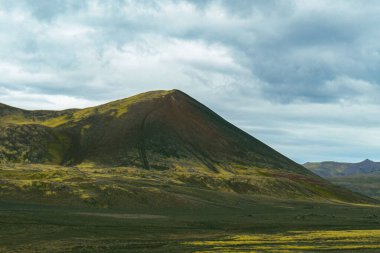 İzlanda manzarası, yosun kaplı dağlar..