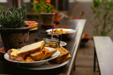 Yumurtalardan, meyvelerden ve tostlardan oluşan doyurucu bir kahvaltı....