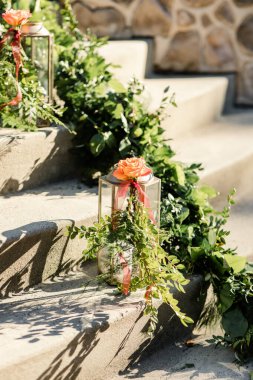 Çiçek süslemeli fener taş basamaklarda açık havada.