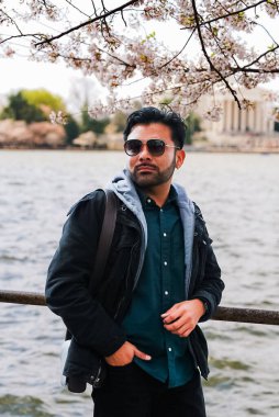 Washington DC 'de suyun yanındaki İspanyol adam.