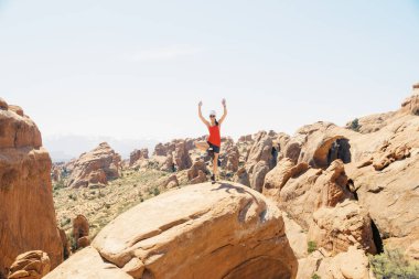 Moab, Utah 'ın manzaralı kayalıklarında yoga yapan kadın..