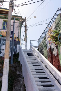 Valparaso, Şili 'de sokak sanatıyla dolu piyano merdivenleri. 