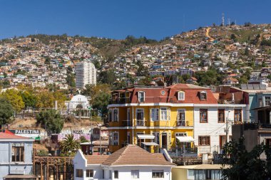 Valparaiso tepelerindeki şehir binalarının ve evlerin güzel manzarası