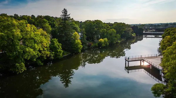 Speed River 'da Sabah Yansımaları, Huzurlu Guelph Manzarası