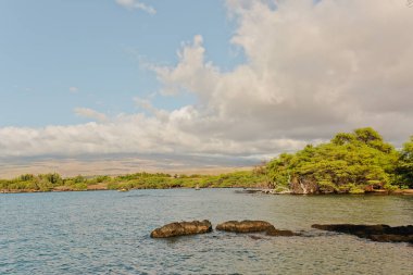 Hawaii Sahil Hattı Canlı Yeşiller ve Mavi Okyanusla Güneş Batıyor