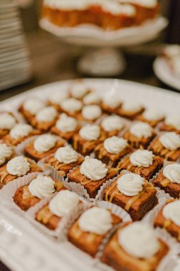 Akşam yemeğinde kremalı karamel browni tabağı.
