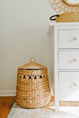 Küçük kızın kreşinde hasır çamaşır sepeti