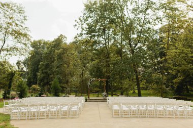 Beyaz sandalyeli ve çiçekli düğün yeri