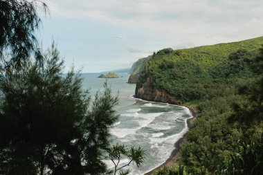 Hawaii 'deki kayalıklar, güneşli bir günde vadi denizi.
