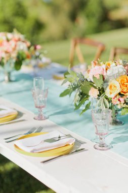 Pembe camlı düğün resepsiyonu için tropik samimi akşam yemeği.