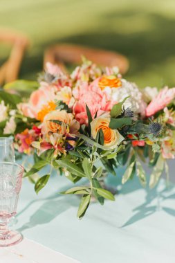 Pembe camlı düğün için renkli bir çiçek aranjmanı.