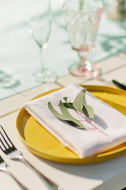 Düğün resepsiyonu için okaliptüslü tropik samimi akşam yemeği.