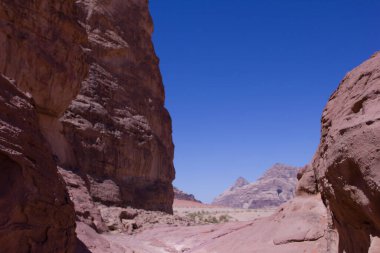 Orta Doğu 'da kum ve gökyüzü ile çöl kaya oluşumları