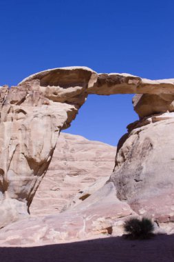 Orta Doğu 'da kum ve gökyüzü ile çöl kaya oluşumları