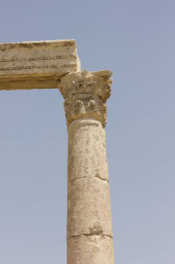 Orta Doğu 'daki antik taş kalıntıları kalem gökyüzünde duruyor.