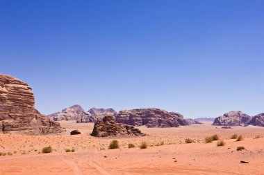 Orta Doğu 'da kum ve gökyüzü ile çöl kaya oluşumları