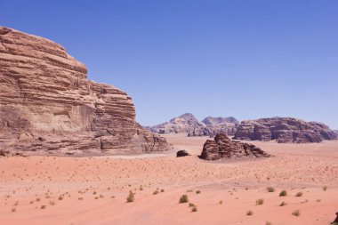 Orta Doğu 'da kum ve gökyüzü ile çöl kaya oluşumları