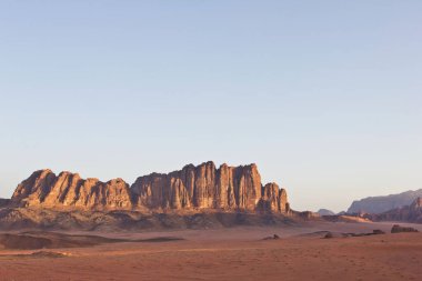 Orta Doğu 'da kum ve gökyüzü ile çöl kaya oluşumları