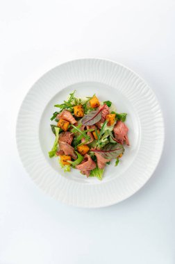 Biftek, sebze ve soslu sıcak salata.