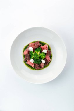 Biftek, sebze ve soslu sıcak salata.