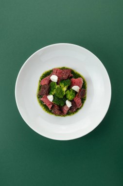 Biftek, sebze ve soslu sıcak salata.