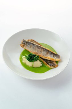 Sebze ve soslu ızgara balık.